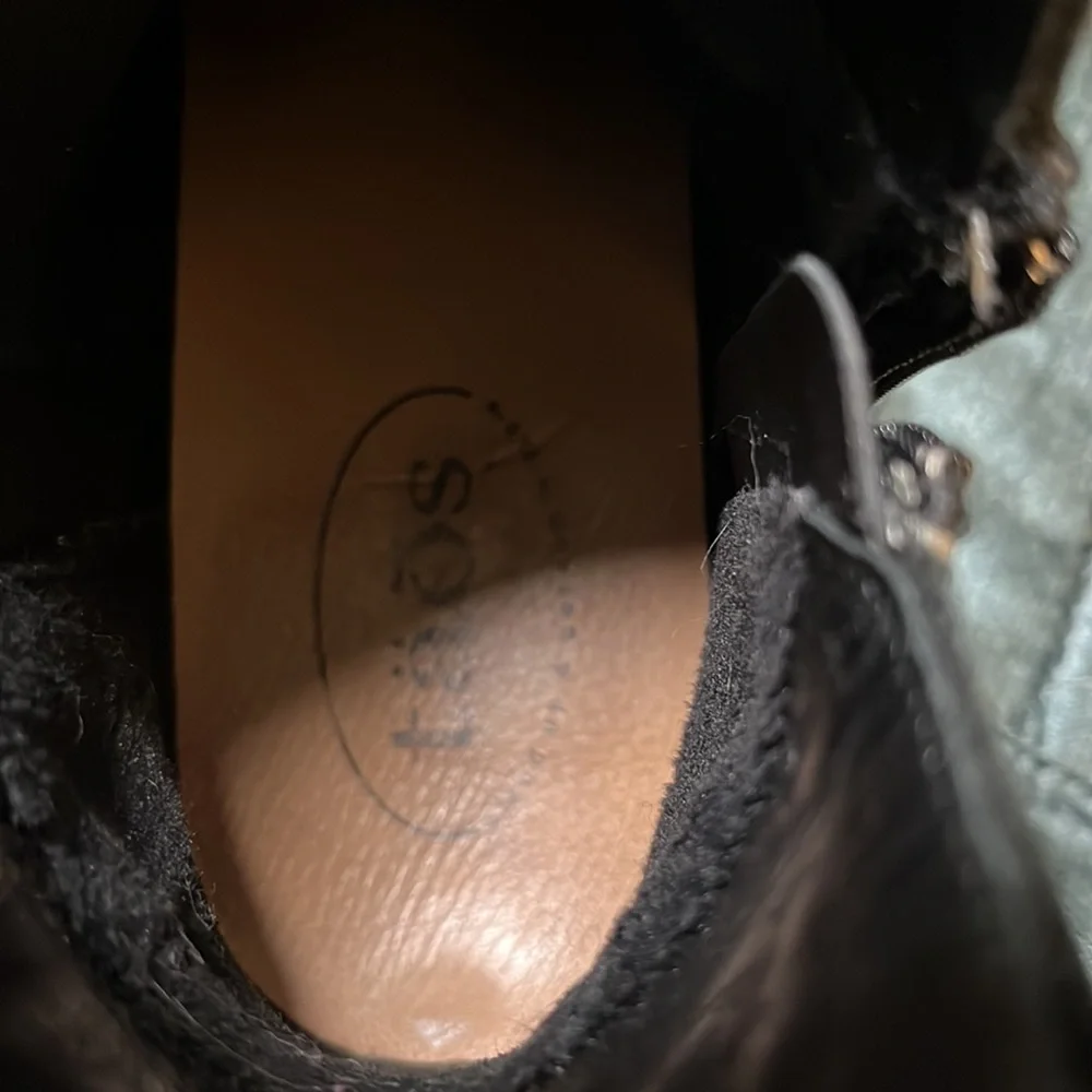 Taos Black Boots size 37 (6-6.5) - Picture 3 of 3